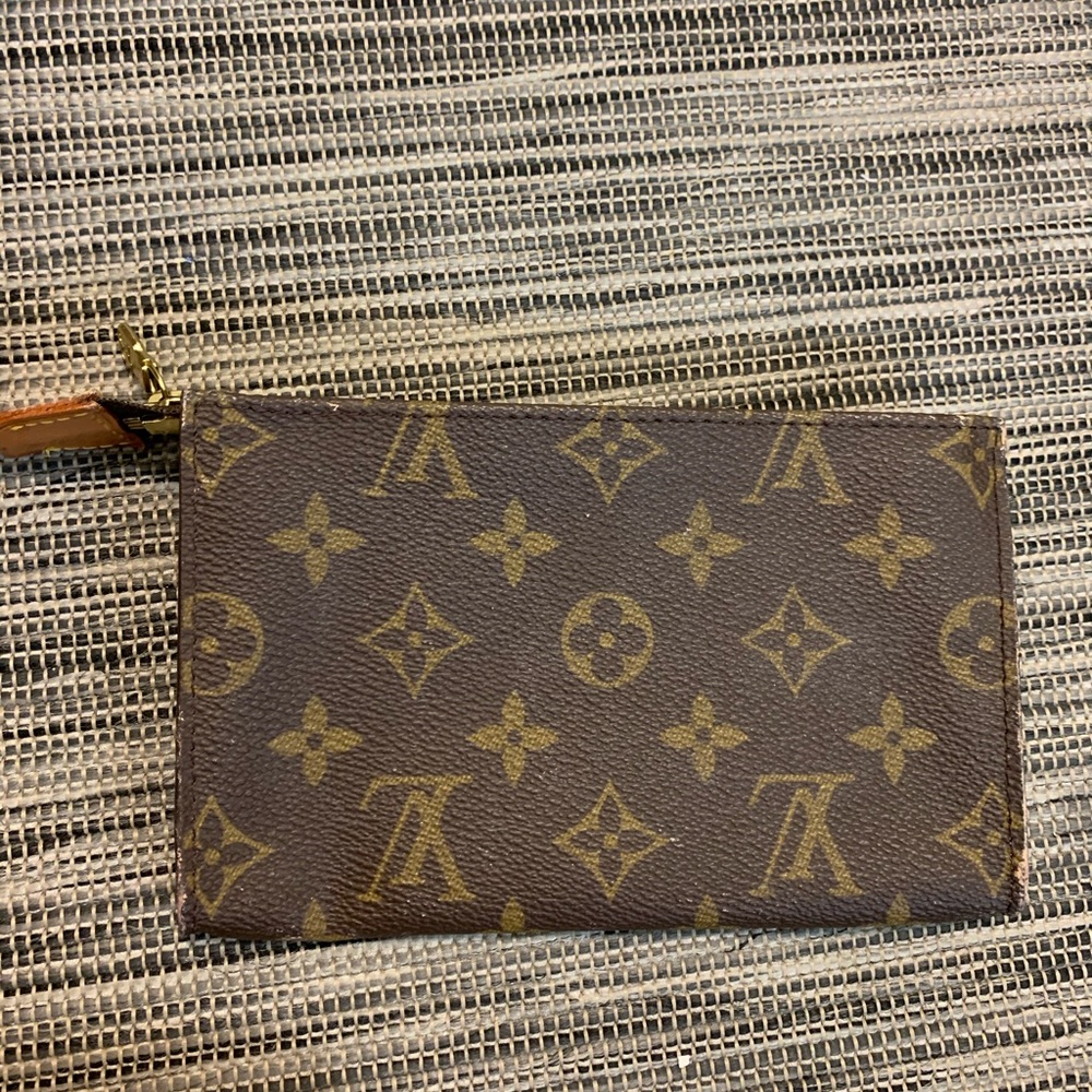 ❤️❤️❤️❤️S   O   L   D❤️❤️❤️❤️  2️⃣3️⃣5️⃣ pochette from L.v bucket authentic